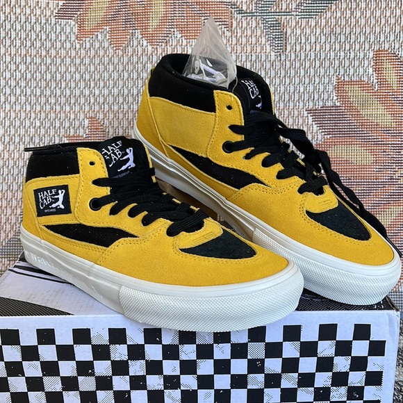Vans • WMNS Skate Half Cab
Bruce Lee Black/Yellow
VN0A5FCDY23
Sneakers - Picture 6 of 16